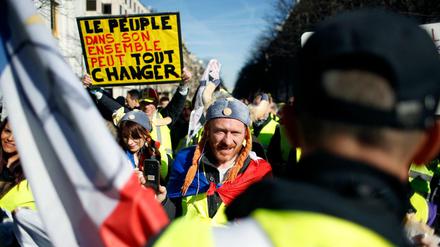 Demonstration in Paris: Die "Gelbwesten"-Proteste seien auch entstanden, weil die Löhne in Frankreich stagnierten, sagt die Europapolitikerin Sabine Thillaye.