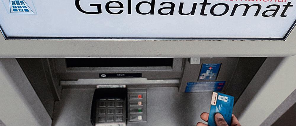Wer am fremden Geldautomaten mit der Girokarte Geld abhebt, zahlt schnell drauf.