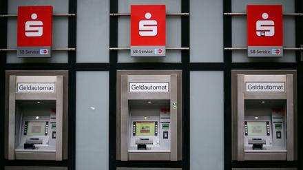 Viele Sparkassen-Geldautomaten in Deutschland waren am Freitagmorgen ausgefallen.