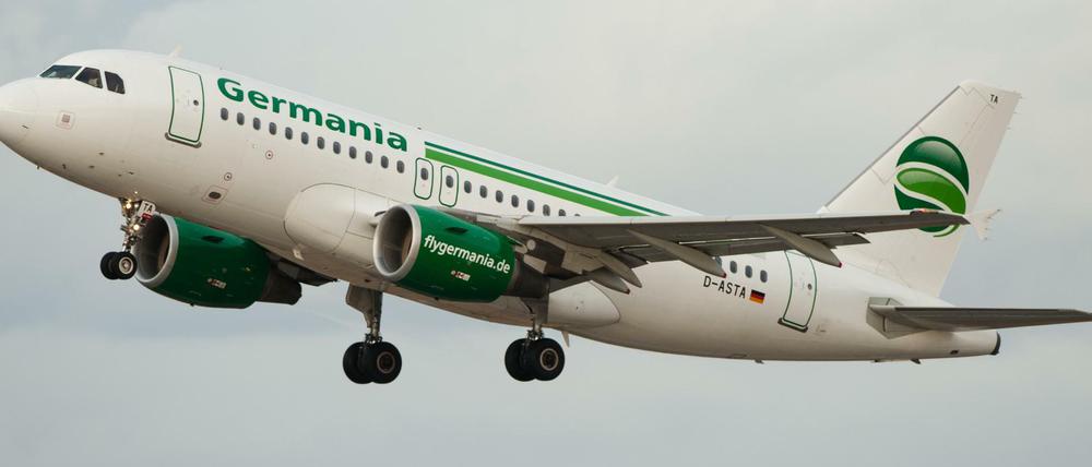 Ein Airbus A319 der deutschen Fluggesellschaft Germania hebt vom Flughafen ab.