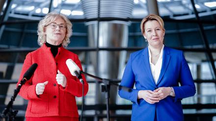 Familienministerin Franziska Giffey (r) und Justizministerin Christine Lambrecht (beide SPD)nach der Kabinettssitzung am Mittwoch. 