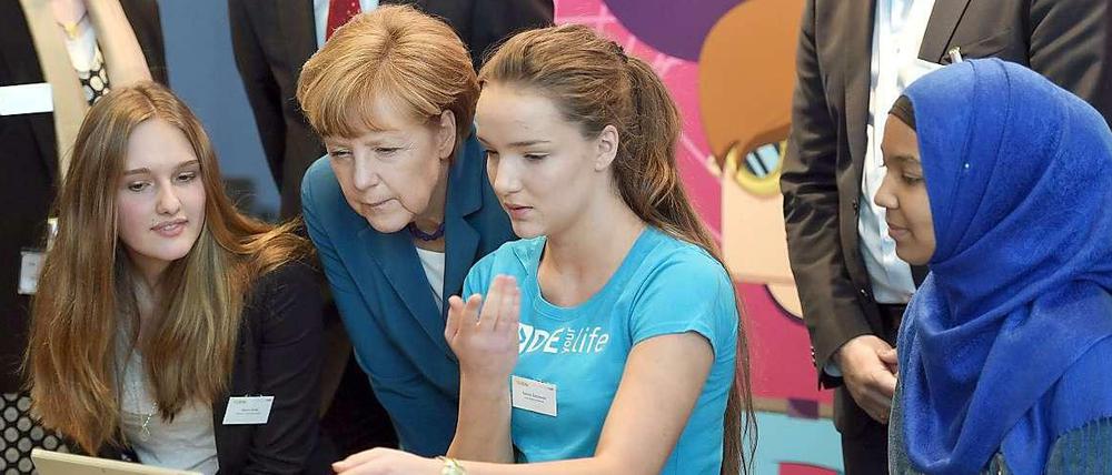 Und was kann man werden, mit einem Physik-Studium? Kanzlerin zum Beispiel. Angela Merkel mit Girls' Day-Teilnehmerinnen im Kanzleramt.