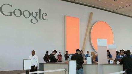 Teilnehmer der Entwicklerkonferenz Google I/O checken am 24.06.2014 im Moscone Center in San Francisco ein. Die Konferenz läuft vom 25. bis 26. Juni. 