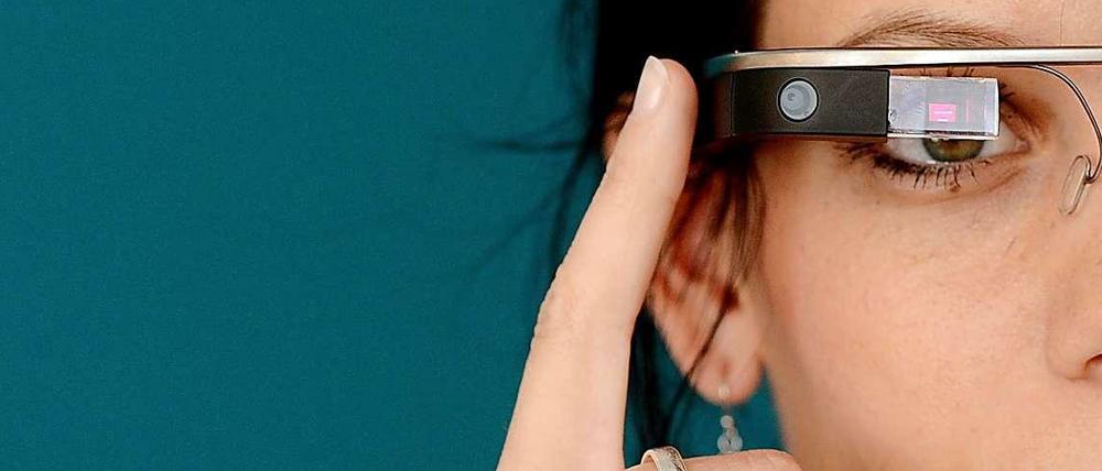 Google hatte Glass - die Computerbrille mit Kamera, Internet-Anschluss und einem kleinen Bildschirm über dem rechten Auge - im Frühjahr 2012 vorgestellt.