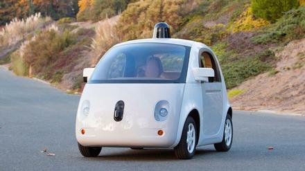 Autonomes Auto: Google hat bereits die Technik für ein selbstfahrendes Auto entwickelt, künftig arbeitet der Internetkonzern mit dem Autobauer Fiat Chrysler zusammen. 