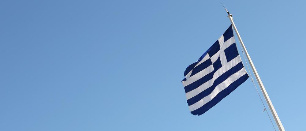 Eine griechische Flagge weht in der griechischen Hauptstadt Athen. 