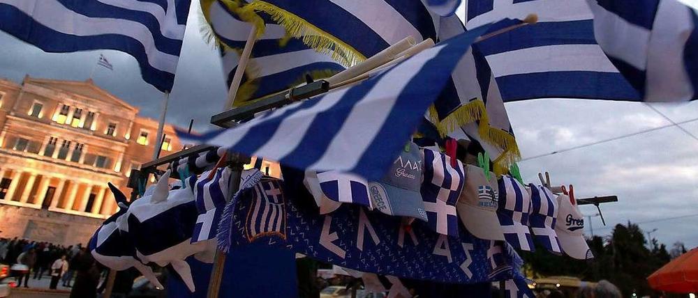 Wie der Wind weht: Griechische Flaggen vor dem Parlament in Athen. Die Griechen sind souverän, müssen aber die Konsequenzen targen.
