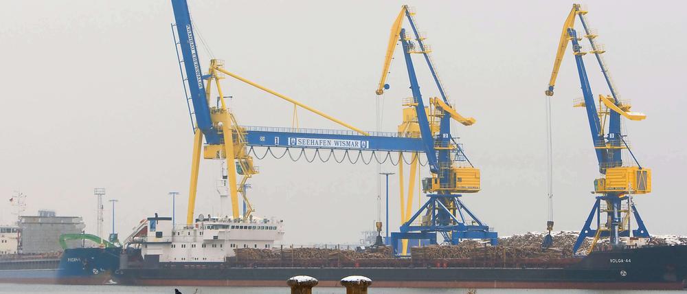 Mit dem Export ihrer Produkte haben die ostdeutschen Betriebe kein Problem - die Binnennachfrage ist jedoch zu schwach. Der Seehafen Wismar.