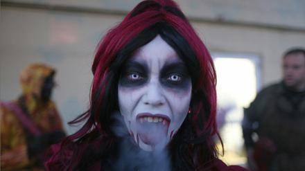 Schön schrecklich. Eine Frau, verkleidet als professioneller Erschrecker für das Halloween Horror Fest im Movie Park Germany in Bottrop.