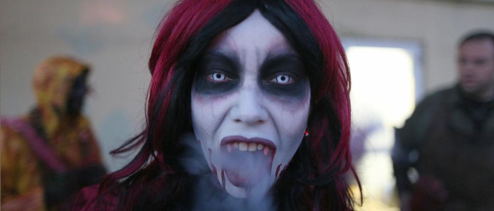 Schön schrecklich. Eine Frau, verkleidet als professioneller Erschrecker für das Halloween Horror Fest im Movie Park Germany in Bottrop.