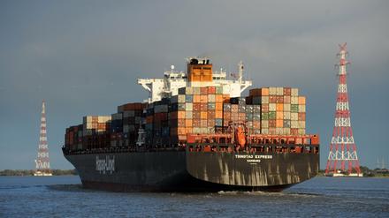Das Hapag-Lloyd-Containerschiff "Tsingtao Express" auf dem Weg vom Hamburger Hafen in die Nordsee.