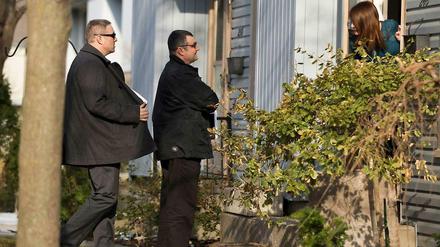 Männer der Royal Canadian Mounted Police (RCMP) ermitteln in der Nachbarschaft von London, in der Provinz Ontario. Hier wohnt der 19-Jährige, der wegen des Verdachts des Datendiebstahls im Zusammenhang mit der Sicherheitslücle Heartbleed festgenommen wurde. 
