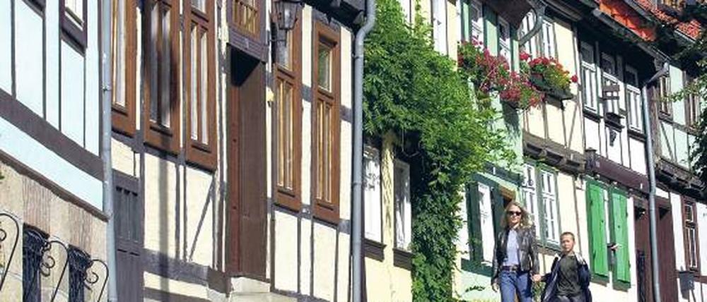 In Quedlinburg im Harz ist eine Zweizimmerwohnung in der historischen Altstadt zum Beispiel schon für 35 000 Euro zu haben; gemeinsam mit anderen erst recht ein Schnäppchen.