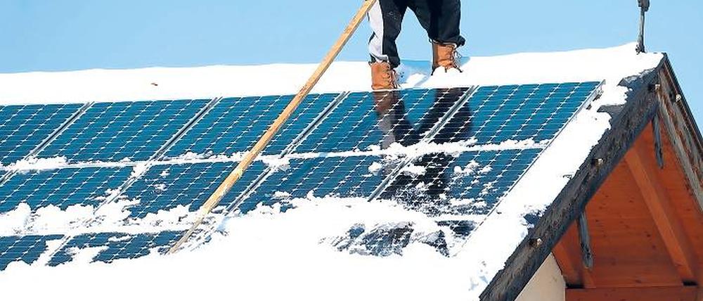 Aufs Dach steigen sollte man der Solaranlage nicht selbst, da die empfindlichen Module verkratzen könnten. Foto: Steffi Loos/ddp