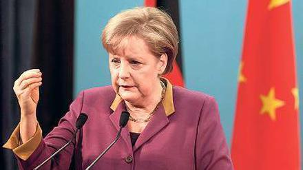Farbspiele. Die Kanzlerin Angela Merkel hat im Laufe ihrer Amtszeit weder ihre Frisur noch ihren Stil gewechselt - aber immer wieder die Farbe ihres Blazers. 