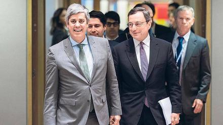 Der Eurogruppen-Vorsitzende Mario Centeno (l), und EZB-Präsident Mario Draghi am Montag in Brüssel. 
