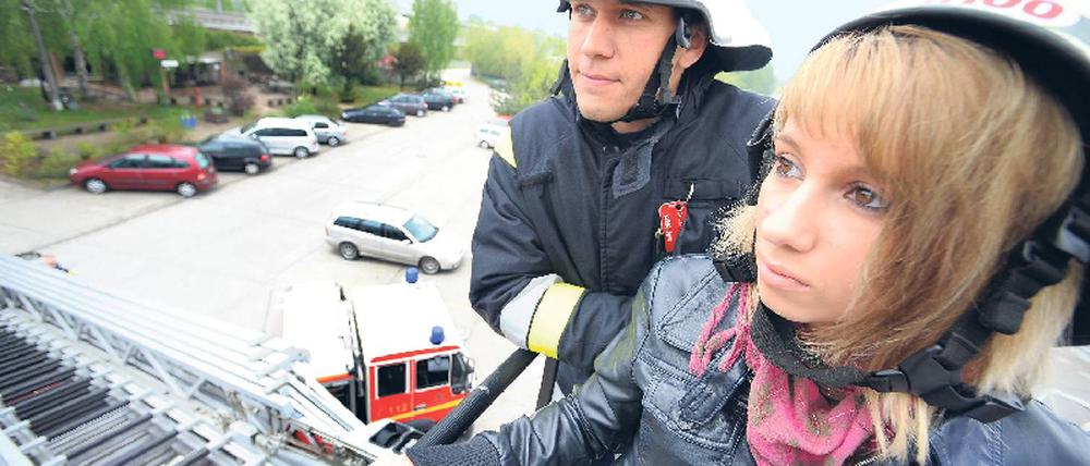 Erste Schritte auf der Karriereleiter. „Feuerwehrfrau – wie geht das?“, heißt es bei der Berliner Feuerwehr, die erneut 25 Schülerinnen in die Wache Marzahn einlädt.