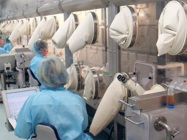 Steril. In diesem Labor in Teltow züchten Mitarbeiter die Zellen.
