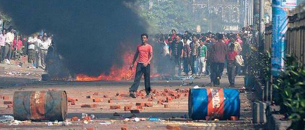 Gewaltsamer Protest. Bei den Unruhen in der Hafenstadt Chittagong in Bangladesch starben am Sonntag vier Menschen. 