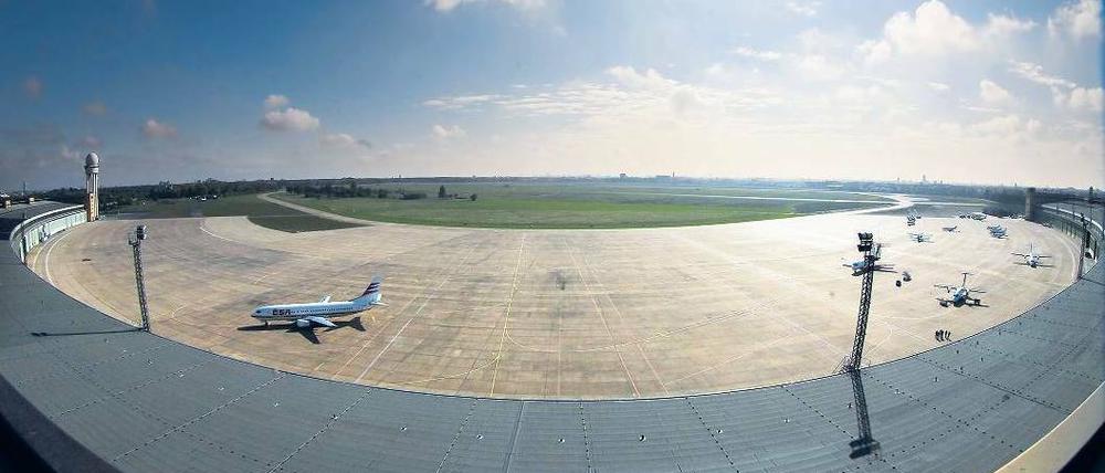 Noch leer. Im Mai sollen auf dem ehemaligen Flughafen Tempelhof E-Autos die Start- und Landebahnen füllen. 
