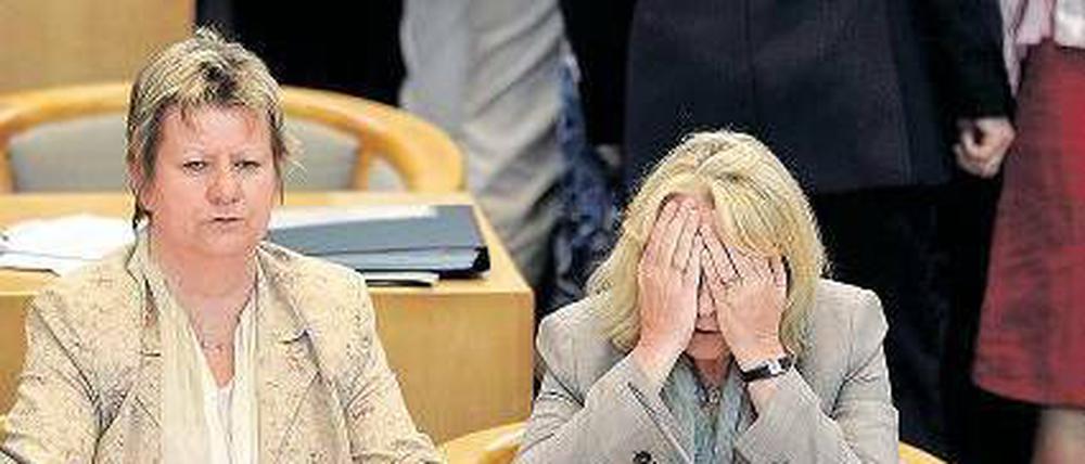 Augen zu und durch. SPD-Ministerpräsidentin Hannelore Kraft (rechts) und ihre Stellvertreterin Sylvia Löhrmann (Grüne) nach der verpatzten WestLB-Abstimmung. Foto: dapd