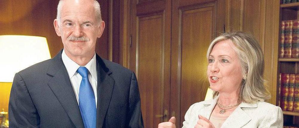 Zuspruch vom Gast. US-Außenministerin Hillary Clinton besuchte am Sonntag Ministerpräsident Giorgos Papandreou.