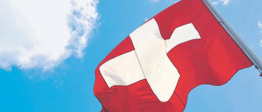 Das Kreuz mit der Schweiz. Die Währung des Nicht-EU-Landes gilt in Krisenzeiten als Ziel von Anlegern aus aller Welt. Foto: dpa
