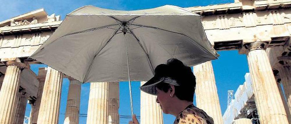 Wenn der Schirm nicht reicht. Der Parthenon-Tempel der Akropolis zeugt von glorreichen Zeiten Griechenlands. Lang ist’s her.