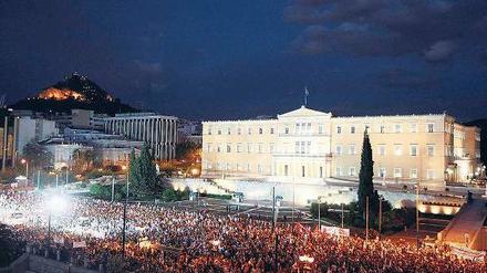 Dauerprotest. Auch diese Woche kamen wieder Tausende Menschen auf dem Syntagma-Platz vor dem Parlament zusammen. Foto: Reuters