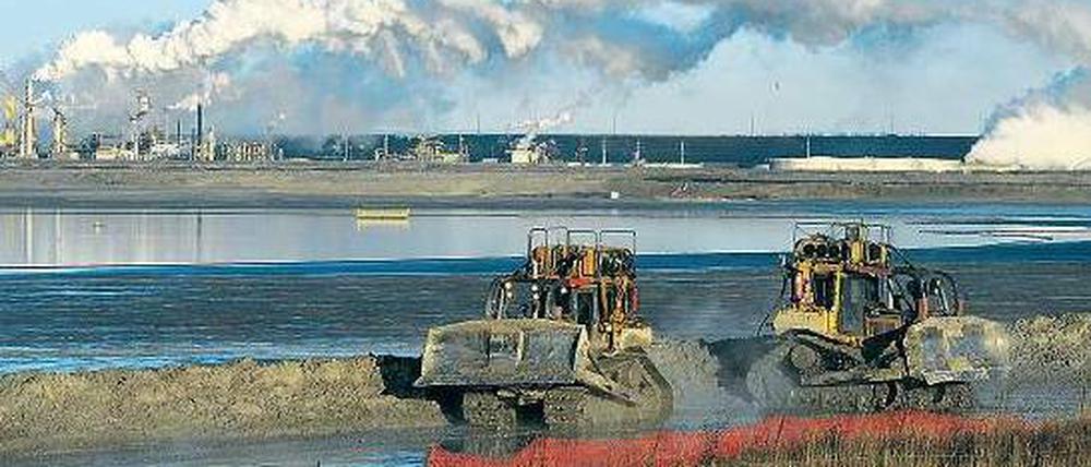 Zerstörte Landschaft. Bagger transportieren Ölsand in der Nähe von Fort McMurray in der kanadischen Provinz Alberta. Foto: AFP