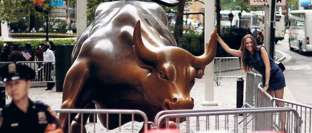 Viel Spaß an der Wall Street hat derzeit nur diese Touristin mit der Hand am Bullen – dem Symbol für steigende Kurse. 