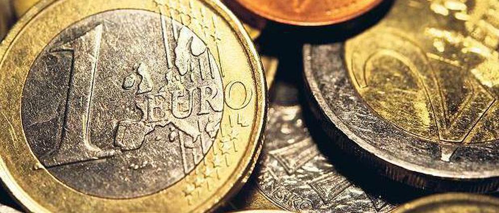 Eine gigantische Umtauschaktion brachte vor zehn Jahren den Euro. Heute sind 880 Milliarden Euro Bargeld in Umlauf, rund 857 Milliarden in Form von Scheinen und knapp 23 Milliarden als Münzen. Und es gibt immer noch gut 13 Milliarden D-Mark. Foto: dapd