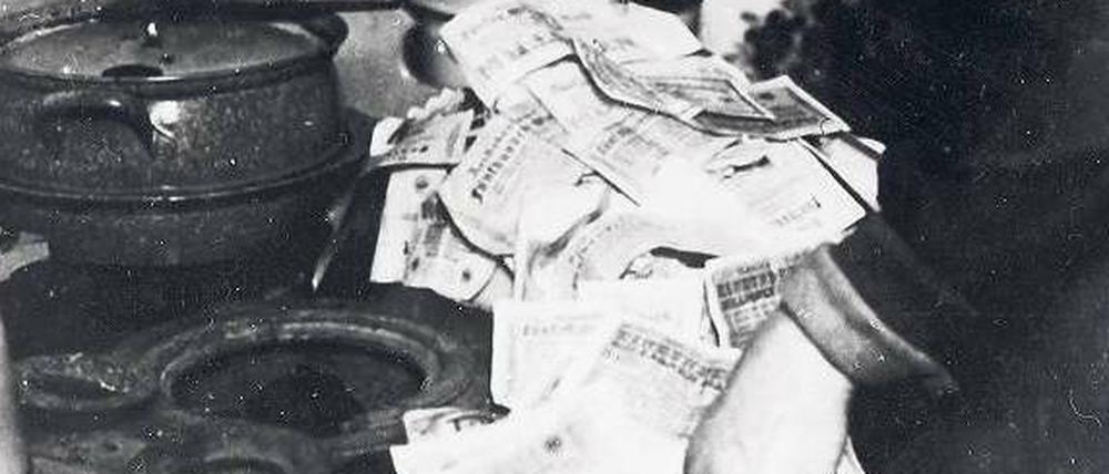Zum Ofenanzünden nutzt diese Frau Anfang der 20er Jahre des vergangenen Jahrhunderts Banknoten. Wenigstens dafür taugten die wertlosen Geldscheine noch.