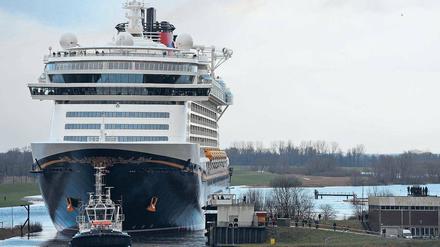 Überführung. Die Meyer-Werft in Papenburg hat das neue Kreuzfahrtschiff Disney Fantasy gebaut. Auch das fährt mit Schweröl. Foto: dapd