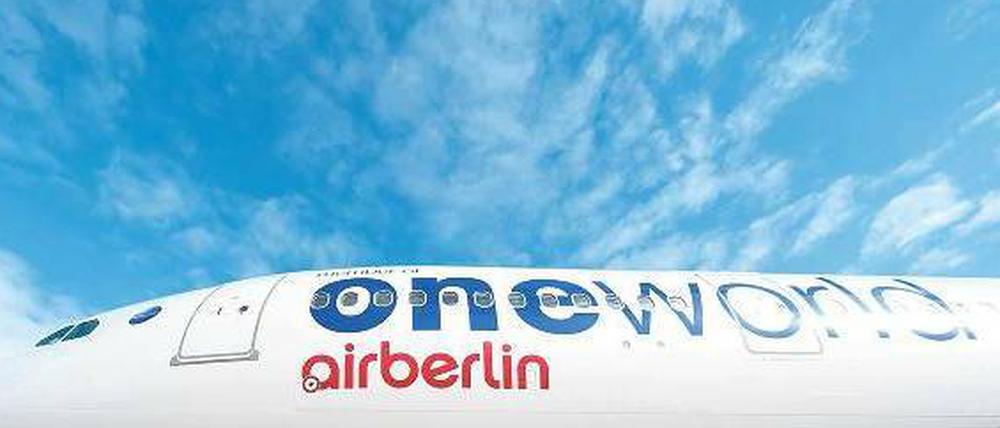 Neustart mit Blau-Weiß. Air Berlin gehört nun zur Allianz Oneworld und präsentierte am Dienstag einen Flieger mit deren Logo am neuen Flughafen BER.