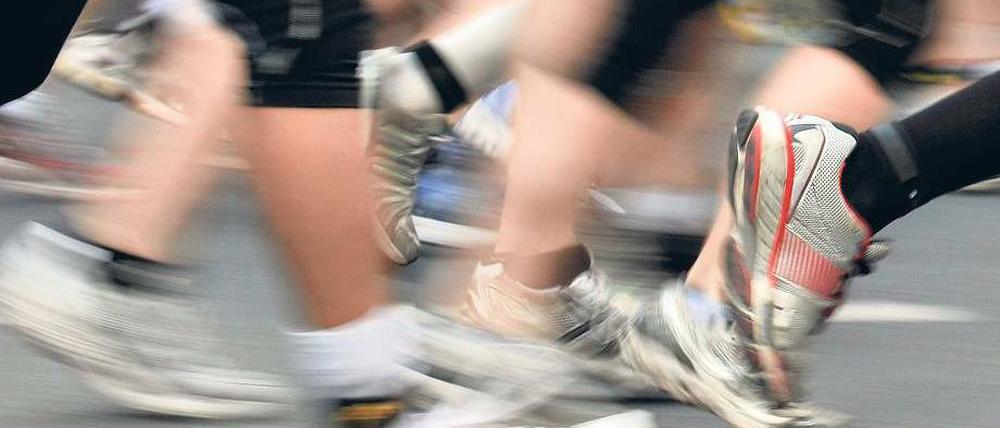 Höher, schneller, weiter. Laufwettbewerbe wie der 32. Berliner Halbmarathon, der heute in der Hauptstadt stattfindet, werden bei Freizeitsportlern immer beliebter. Die Sportartikelhersteller stellen sich auf den Trend ein. 