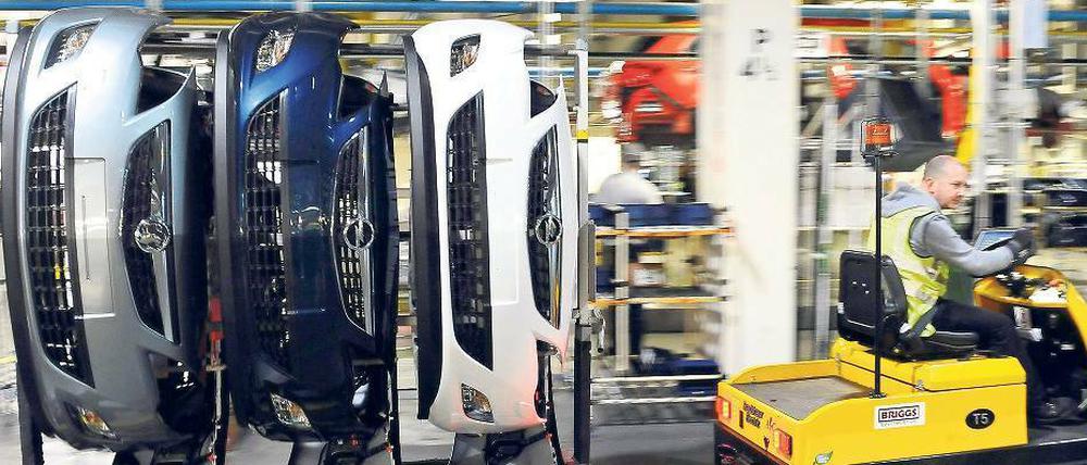 Mehr Autos, weniger Geld. Die Opel-Beschäftigten im britischen Ellesmere Port bauen künftig mehr Autos, arbeiten länger und bekommen trotzdem weniger Lohn. Dafür sind ihre Arbeitsplätze bis 2020 sicher. 