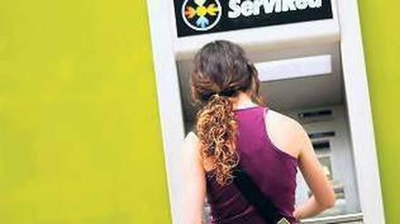 Lieber das Geld in der Hand. Die spanische Großbank BFA-Bankia musste wegen Zahlungsproblemen den Staat um Hilfe bitten. Foto: AFP