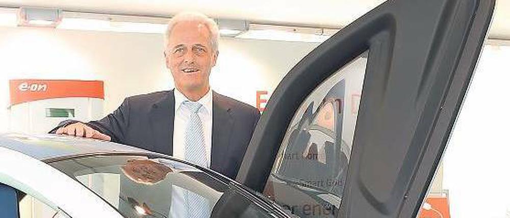 Viel zu gucken und zu diskutieren gab es am ersten Tag des eMobility Summit im Verlagshaus des Tagesspiegels. Verkehrsminister Ramsauer schaute sich ein Elektrofahrzeug von Renault an, und hielt ebenso einen Vortrag wie Lanxess-Chef Heitmann. 