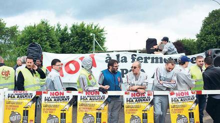 Autokrise. Bei PSA in Frankreich regiert der Rotstift. Mitarbeiter protestierten am Donnerstag in Aulnay-sous-Bois bei Paris gegen die Schließung des Werks. 