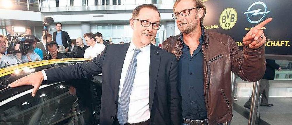 Zwei Freunde sollt ihr sein! Opel-Übergangschef Thomas Sedran und der neue Markenbotschafter des Konzerns, Fußballtrainer Jürgen Klopp. Foto: AFP