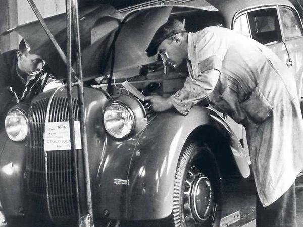 Arbeiter am Fließband bei der Endmontage des Kadett im Opelwerk in Rüsselsheim 1936. Nach mehr als zehn Millionen Fahrzeugen wurde die Produktion des Kadett am 20. Juli1991 eingestellt.
