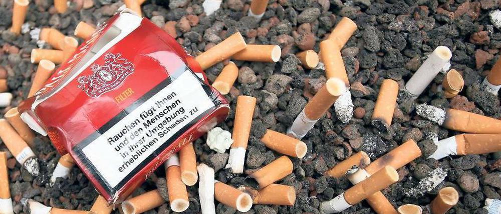 Feueralarm. Zigarettenhersteller wehren sich gegen gegen die drohenden Einschränkungen ihrer Markenrechte. EU-Gesundheitskommissar John Dalli, früher selbst Raucher, verweist auf 600 000 Bürger, die angeblich jährlich an den Folgen des Rauchens sterben. 