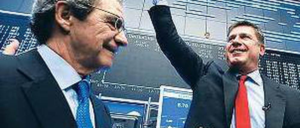 Auftakt. Deutschland-Chef René Schuster läutet zum Handelsstart die Glocke, Telefónica-Boss Cesar Alierta klatscht. Foto: Reuters