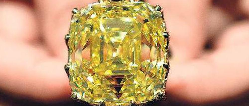 Anhand von über 1000 Kriterien bestimmen Experten den Wert eines Diamanten.