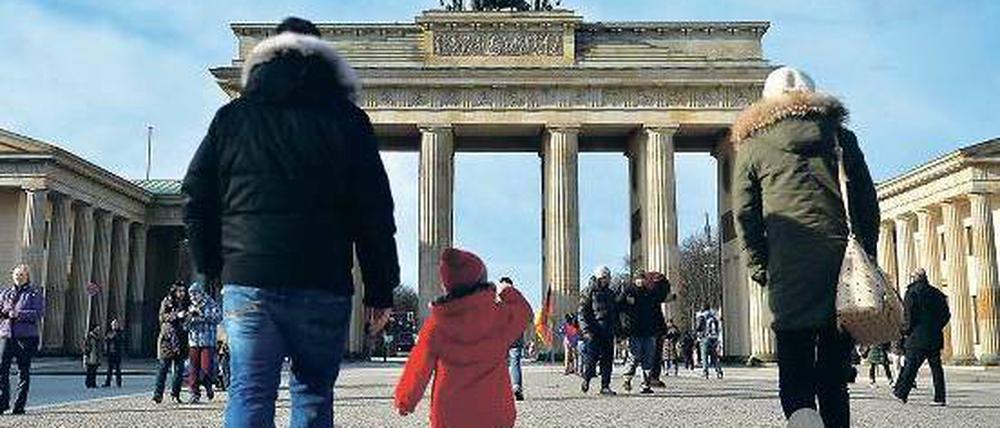 Drei von vielen. Die Zahl der Berlin-Touristen stieg 2012 gegenüber dem Vorjahr um kräftige zehn Prozent auf gut 10,8 Millionen. Foto: dpa