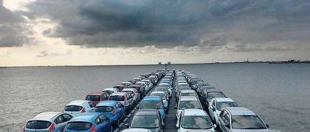 Exporterfolg. Global ausgerichtete Autohersteller wie Volkswagen, BMW oder Daimler können die Krise in Europa kompensieren. Foto: dpa