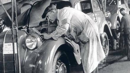 Produktion eines Kassenschlagers. Opel-Arbeiter am Fließband bei der Montage des Kadett im Jahr 1936. Das Modell wurde 10 Millionen Mal verkauft. Foto: dpa