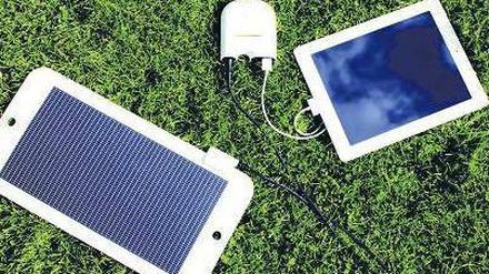 Kraftwerk. Das mobile Ladegerät bekommt Strom vom Solarmodul und liefert ihn an Tablets oder Smartphones. 
