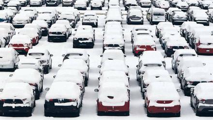 Auf der Halde. Neuwagen verkaufen sich im Winter traditionell schlecht. In diesem Jahr ist die Zahl der Neuzulassungen aber besonders deutlich gesunken. 
